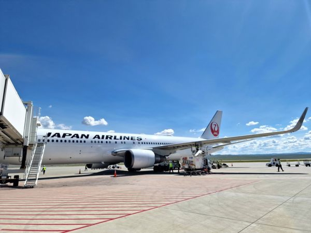 JAPAN AIRLINES КОМПАНИ ЧИНГИС ХААН ОЛОН УЛСЫН НИСЭХ БУУДАЛД АНХНЫ НИСЛЭГЭЭ ҮЙЛДЛЭЭ