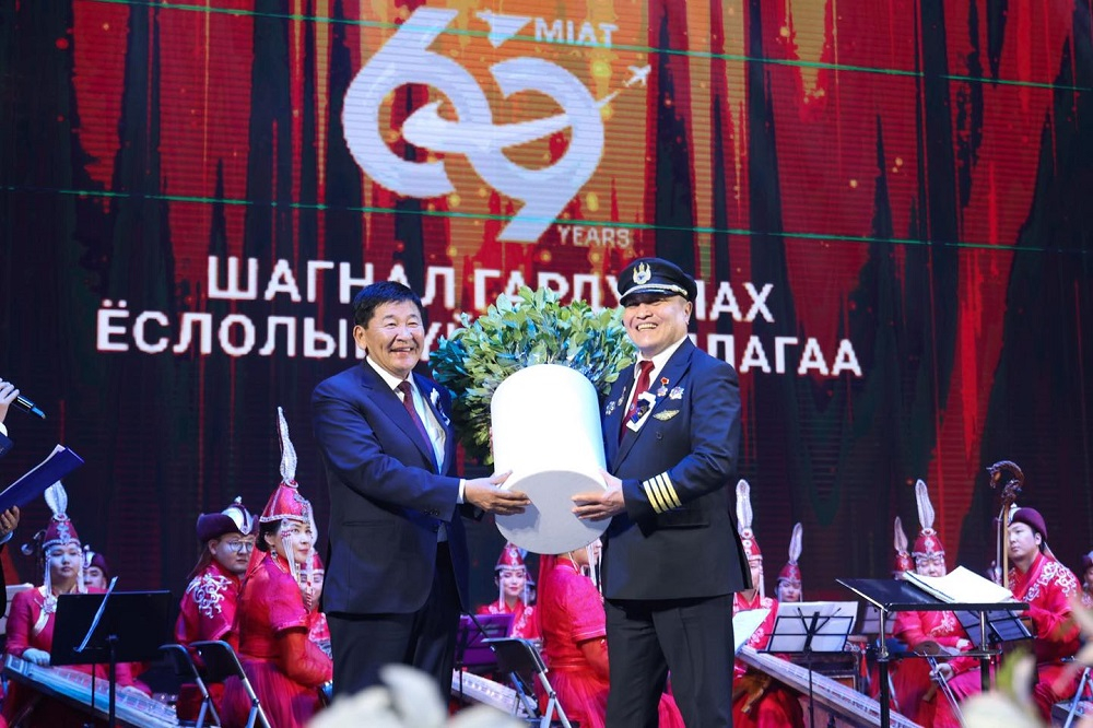 "МИАТ" ТӨХК 69 жилийн хугацаанд нийт 512 мянган аяллаар 570 сая км агаарын зам туулж, нийт 25 сая зорчигч тээвэрлэжээ