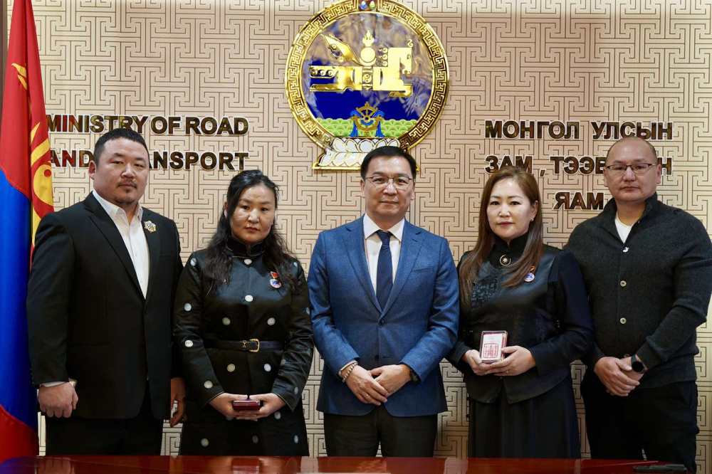 Олон жил үр бүтээлтэй ажилласан хүмүүсийг төрийн одон медалиар шагналаа