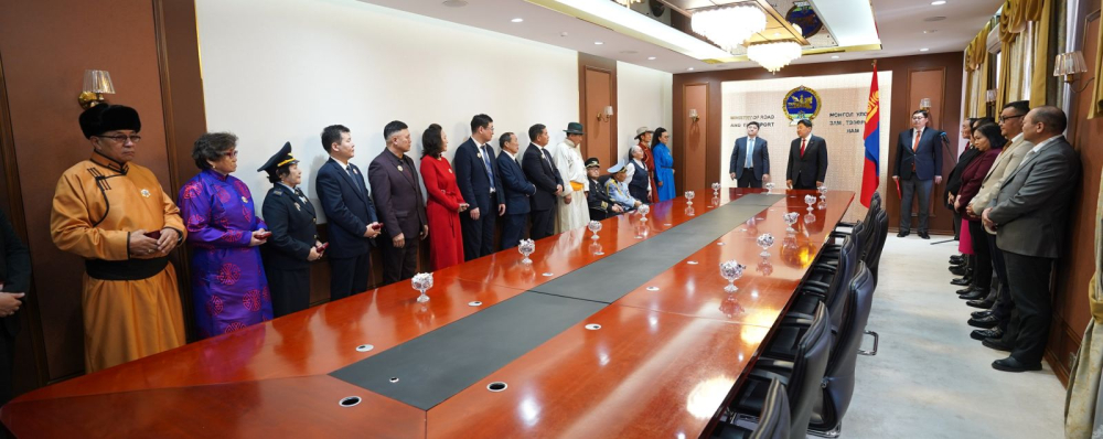 Төрийн дээд одон, медалиар шагналаа