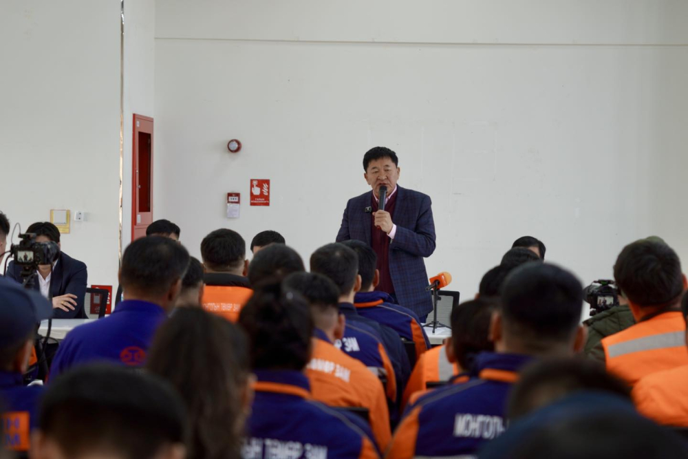 Зам, тээврийн сайд Б.Дэлгэрсайхан "Монголын төмөр зам" ТӨХК-ийн ажилчидтай уулзлаа